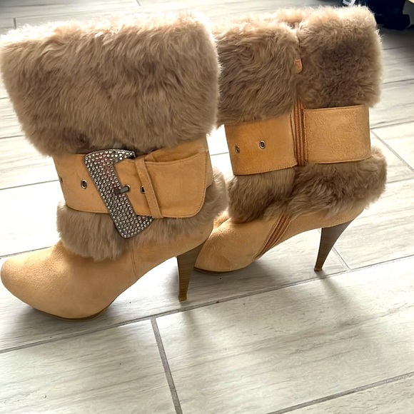 Furry heeled boot with rhinestone buckle - Picture 3 of 3